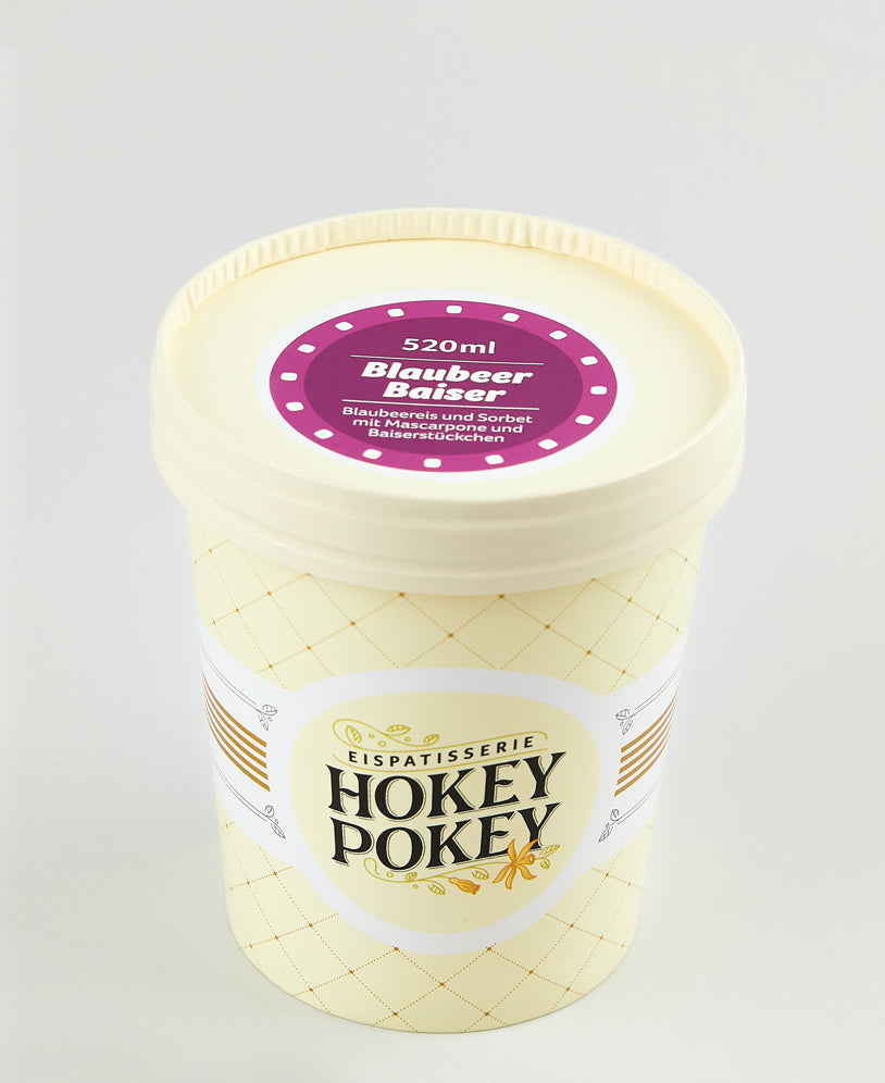 Blaubeereis und Sorbet mit Mascarpone und knusprigen Baiserstückchen – fruchtig-cremige Eiskreation aus der Eispatisserie Hokey Pokey Berlin.