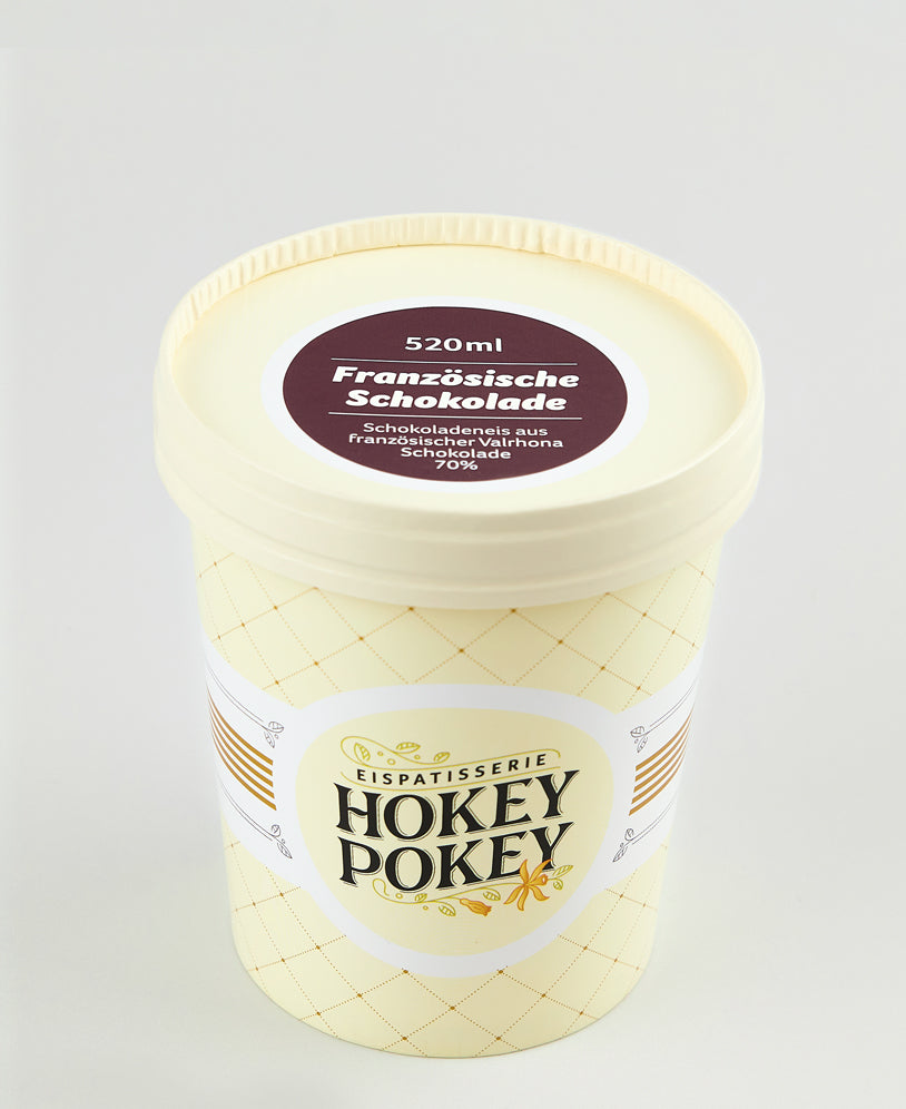 Eisbecher der Sorte „Französische Schokolade“ von Hokey Pokey – 520 ml cremiges Schokoladeneis aus 70 % französischer Valrhona-Schokolade in hochwertigem Designbecher.