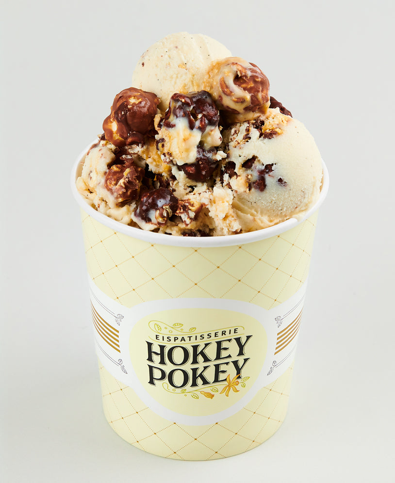 Bourbonvanilleeis der Eispatisserie Hokey Pokey in einem Becher, garniert mit Knalle Butterkaramell-Popcorn, Schokoladensplittern und feiner Dulce de Leche.