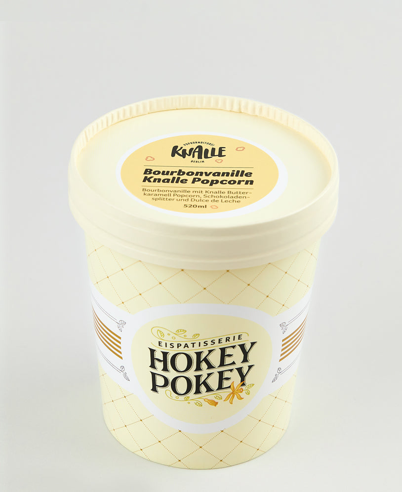 Eisbecher der Eispatisserie Hokey Pokey mit der Sorte „Bourbonvanille Knalle Popcorn“ – Bourbonvanilleeis mit Knalle Butterkaramell-Popcorn, Schokoladensplittern und Dulce de Leche, 520 ml.
