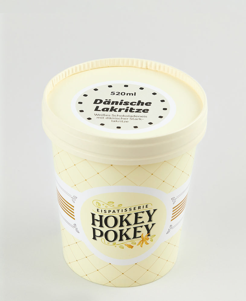 Eisbecher „Dänische Lakritze“ von Hokey Pokey – Weißes Schokoladeneis mit dänischer Starklakritze, handgemacht in der Berliner Eispatisserie.