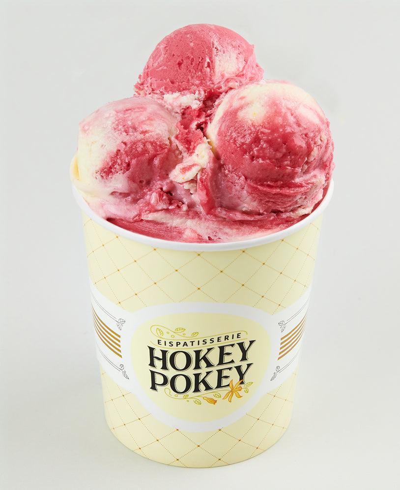 Eisbecher der Eispatisserie Hokey Pokey mit drei Kugeln Marzipan-Blutpfirsich-Eis – marmorierte Kombination aus fruchtigem Sorbet und cremigem Milcheis.