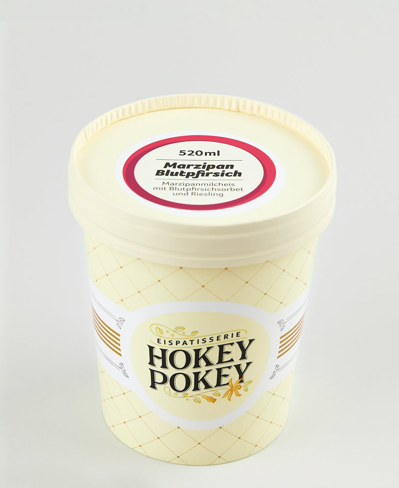 Becher der Eispatisserie Hokey Pokey mit Marzipan-Blutpfirsich-Eis – Marzipanmilcheis kombiniert mit Blutpfirsichsorbet und Riesling, 520 ml.
