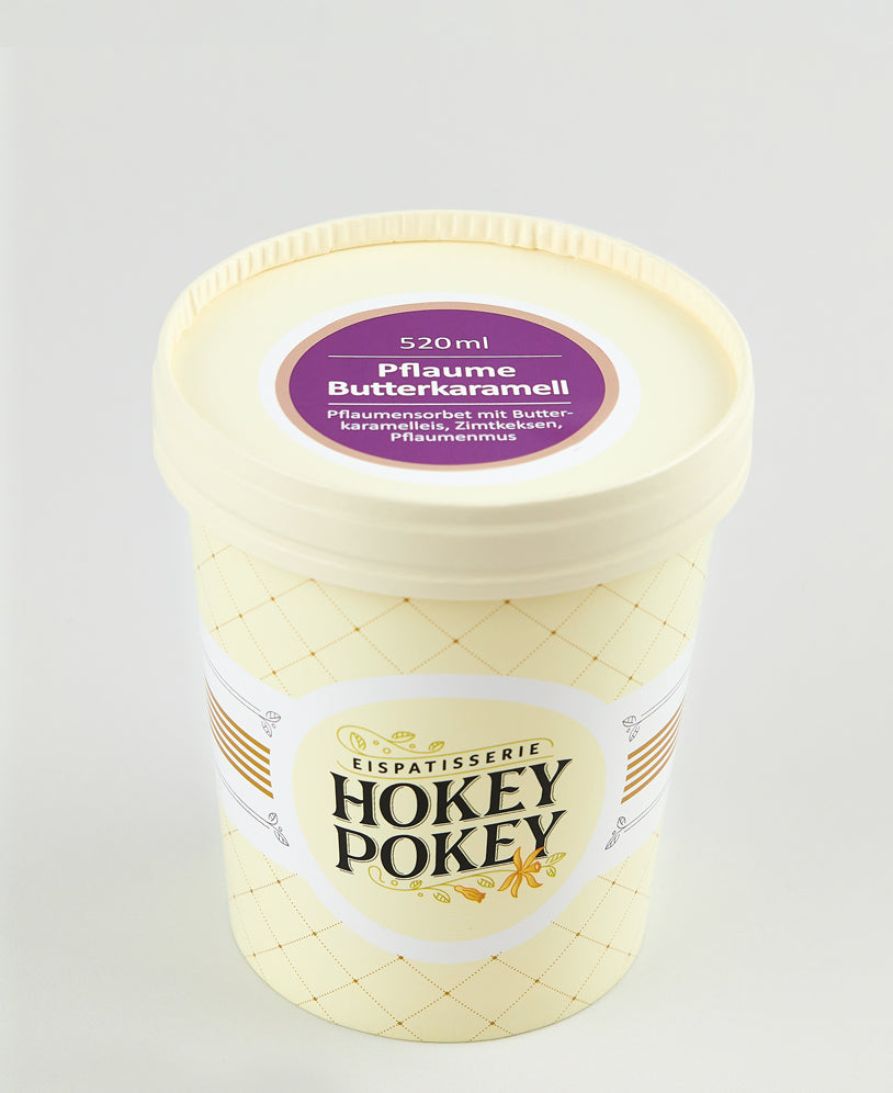 Pflaume Butterkaramell Eis von Hokey Pokey – fruchtig-würziges Pflaumensorbet trifft auf cremiges Butterkaramelleis, Zimtkekse und Pflaumenmus im 520ml-Becher.