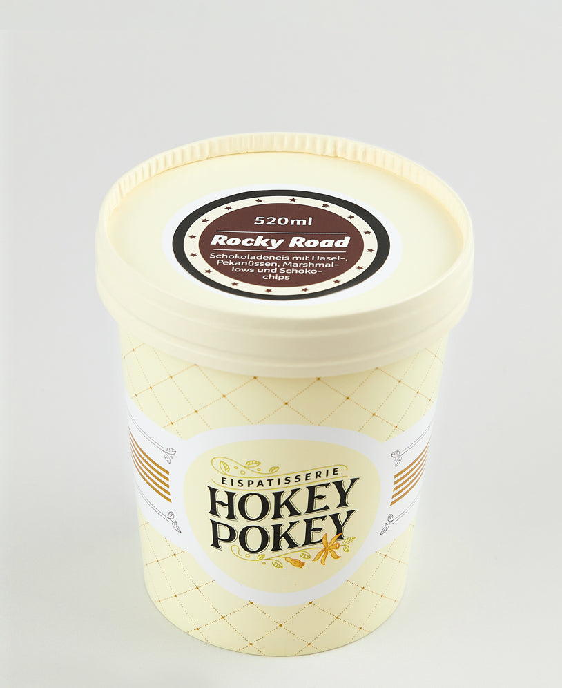 Eisbecher „Rocky Road“ von Hokey Pokey: Schokoladeneis mit Hasel- und Pekannüssen, Marshmallows und Schokochips, 520 ml – Berliner Eispatisserie.