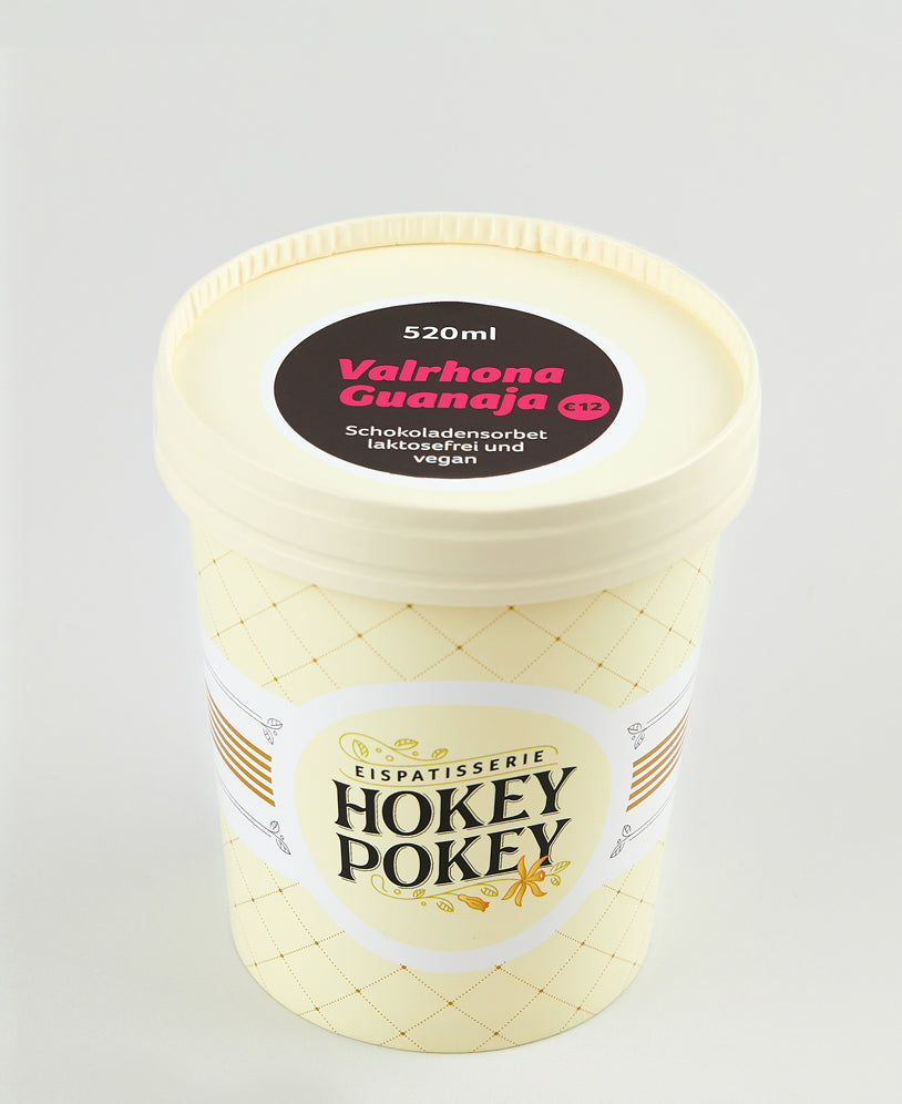Hokey Pokey Eisbecher mit veganem Valrhona Guanaja Schokoladensorbet – laktosefreier Premiumgenuss mit intensiver dunkler Schokolade.