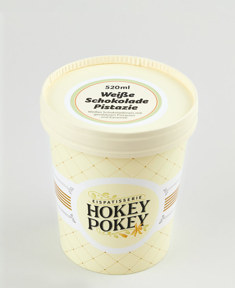 Eisbecher von Hokey Pokey mit weißem Schokoladeneis, gesalzenen Pistazien und Karamell – handgemachtes Premium-Eis aus Berlin mit süß-salzigem Geschmack.